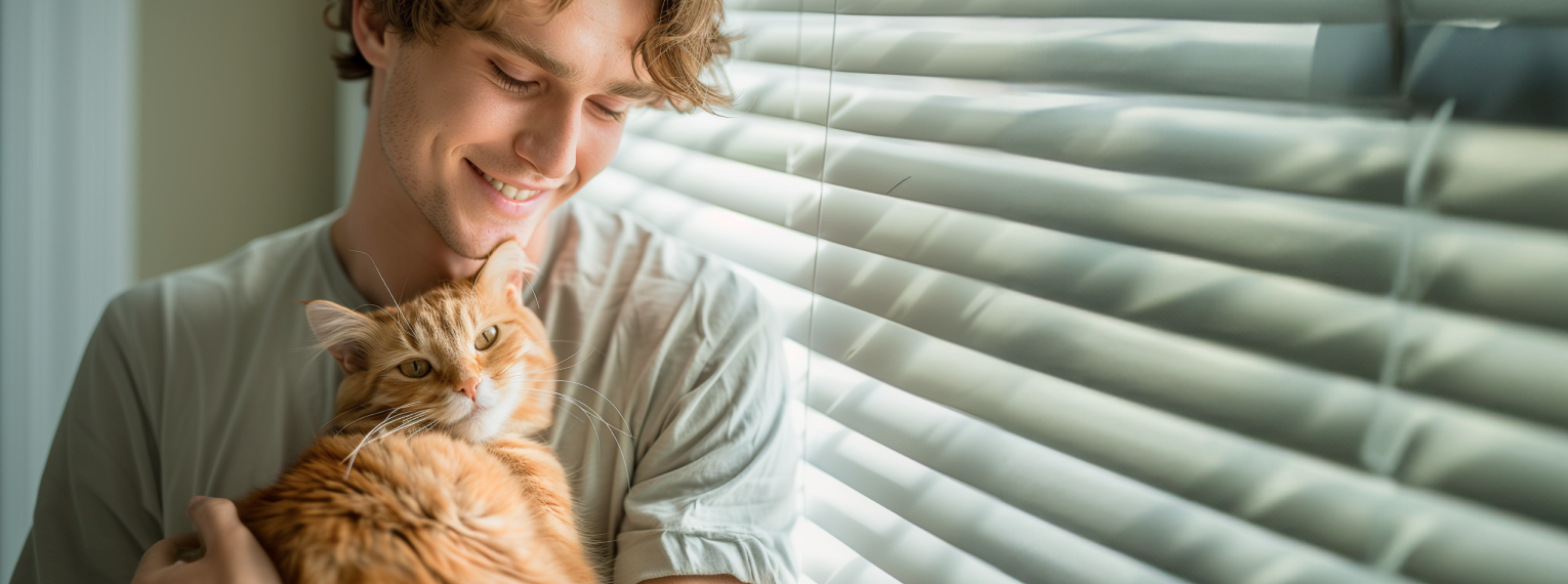 Eine Katze kuschelt mit ihrem Herrchen.