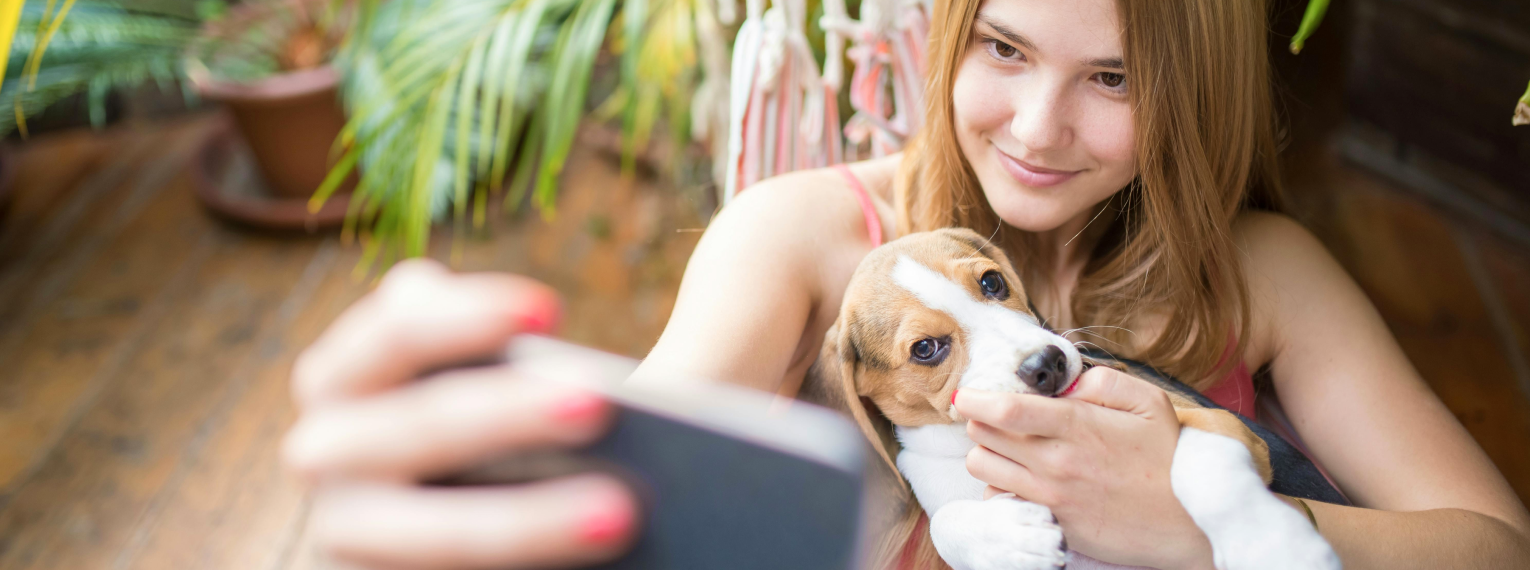 Mädchen kuschelt mit ihrem Hund